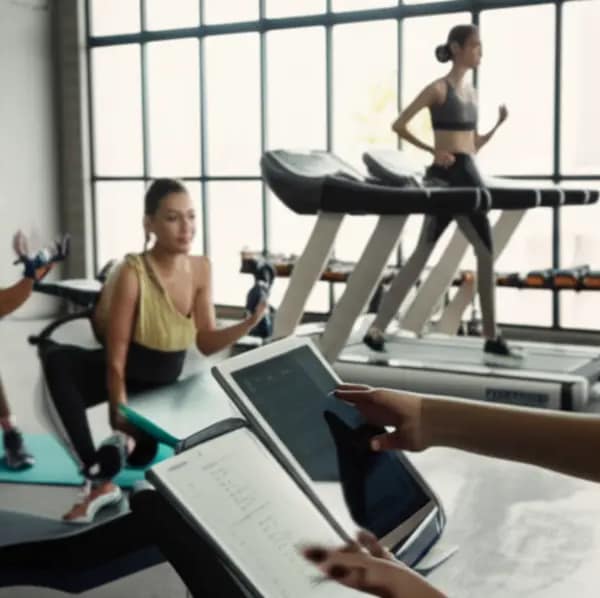 Grupo de jovens em diferentes atividades físicas no ginásio, refletindo treino diário equilibrado.