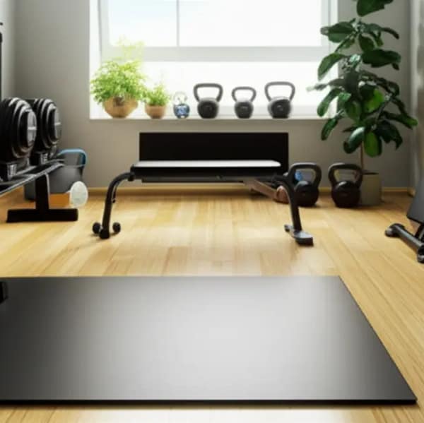 Canto de academia em casa com halteres ajustáveis, banco dobrável, kettlebells e bandas de resistência em um ambiente iluminado.